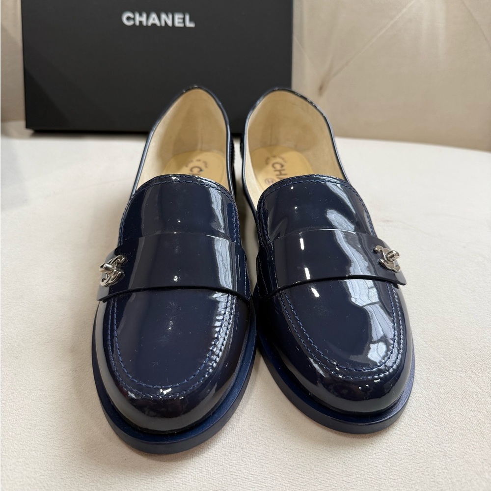 CHANEL Navy Blue Patent Leather Loafers size 39 - Picture 6 of 12